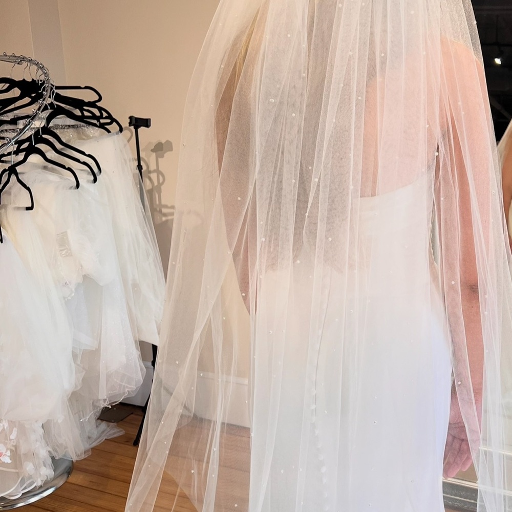 1 Elegant White Bridal Veil